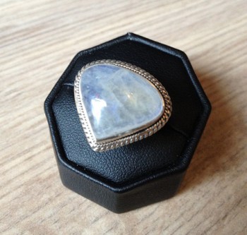 Zilveren edelsteen ring met regenboog Maansteen ring maat 18 mm.